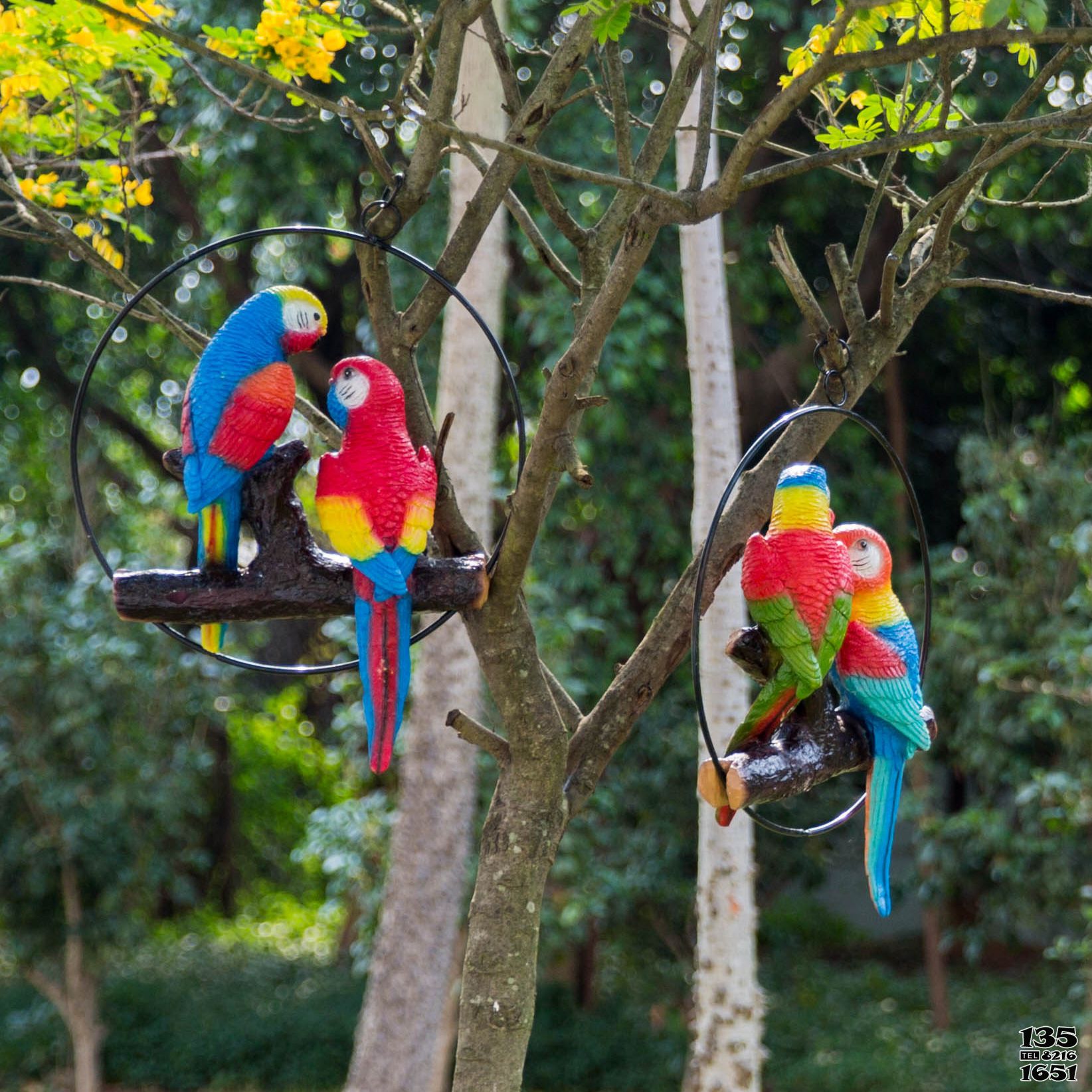 鸚鵡雕塑-動(dòng)物園樹上休息的玻璃鋼鸚鵡雕塑高清圖片