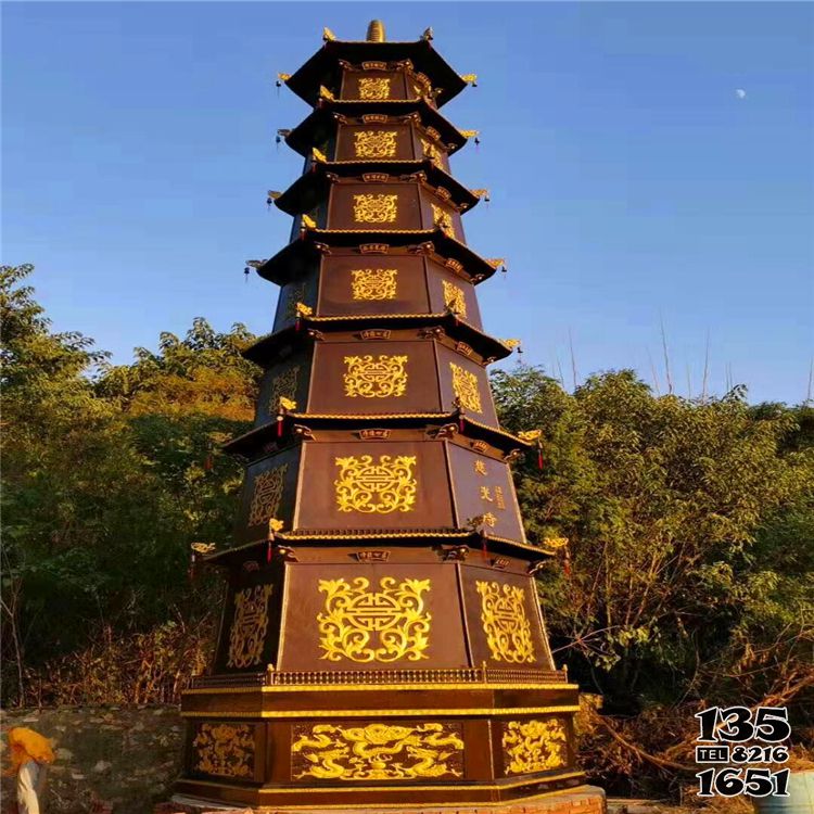 佛塔雕塑-寺廟景觀多層浮雕漆金佛塔雕塑高清圖片