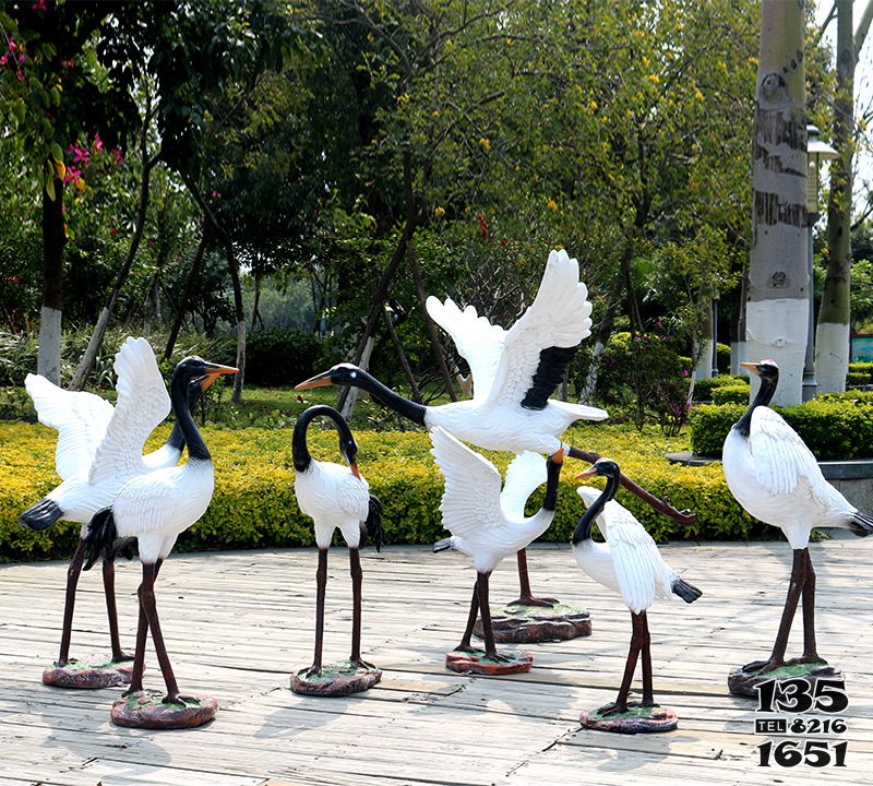 鶴雕塑-公園景觀玻璃鋼彩繪鶴雕塑高清圖片