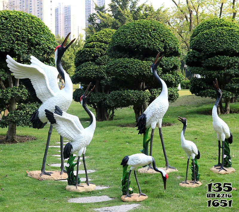 丹頂鶴雕塑-公園草坪大型仿真動物丹頂鶴雕塑高清圖片