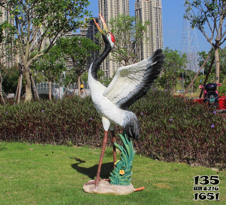 鶴雕塑-公園玻璃鋼創(chuàng)意鳴叫鶴雕塑高清圖片