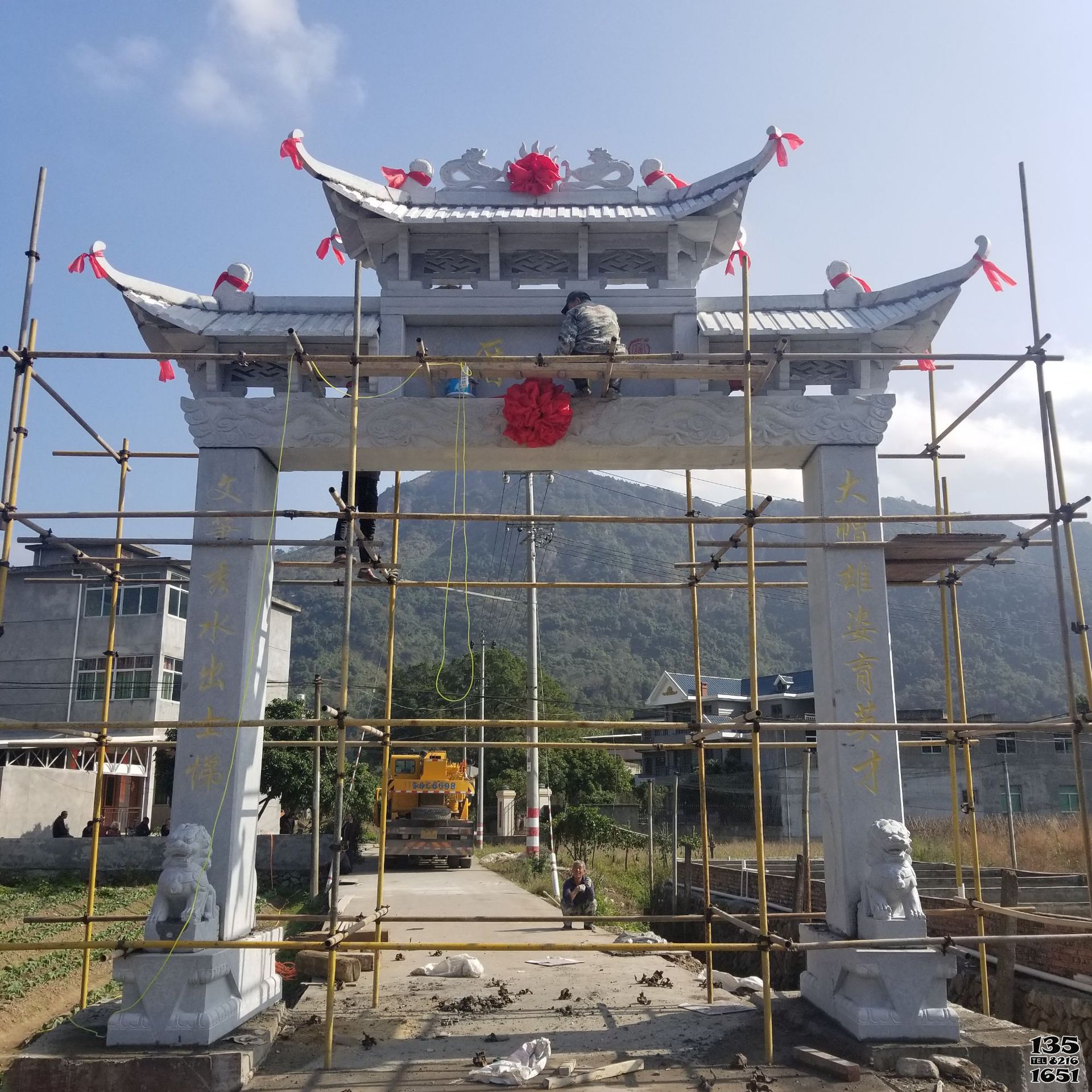 牌坊雕塑-城鎮(zhèn)建設(shè)裝飾村口單門石牌坊高清圖片