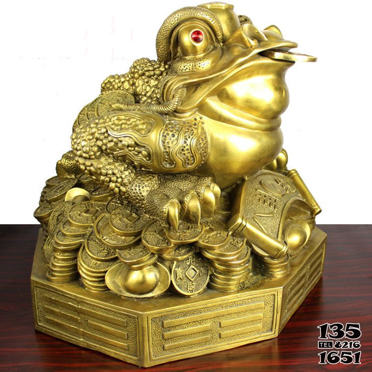 酒店商場(chǎng)擺放的金色招財(cái)進(jìn)寶的玻璃鋼噴漆金蟾雕塑高清圖片