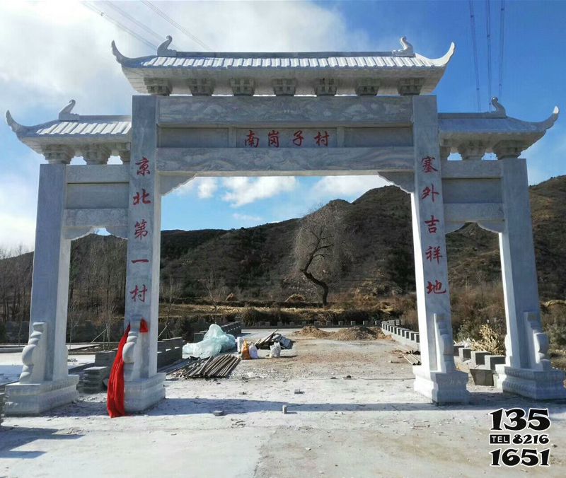 牌坊雕塑-山區(qū)農村路口擺放新中式牌樓石雕高清圖片