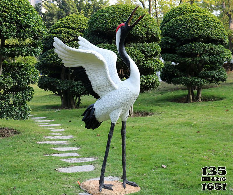 鶴雕塑-公園景區(qū)玻璃鋼鳴叫的鶴雕塑高清圖片