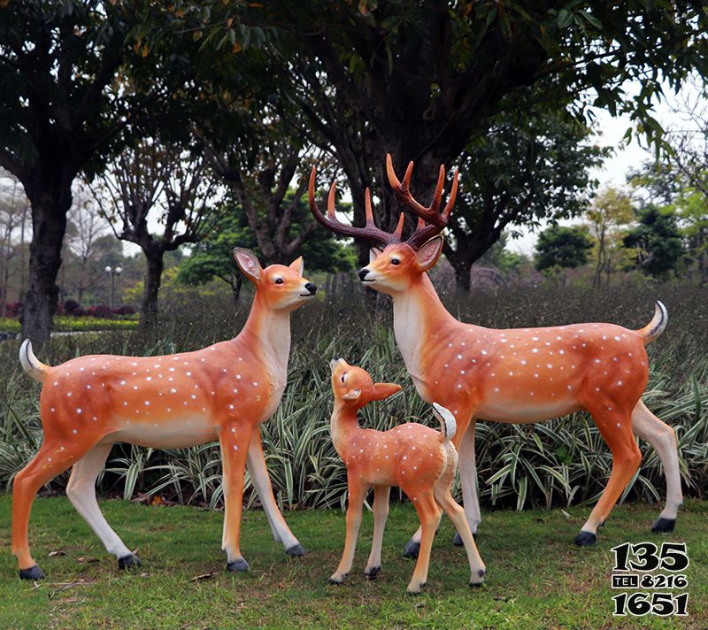 梅花鹿雕塑-公園景區(qū)玻璃鋼彩繪三只梅花鹿雕塑高清圖片