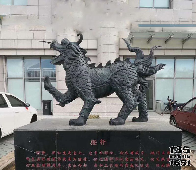 陛犴雕塑-廣場上擺放的抬腳的玻璃鋼創意陛犴雕塑高清圖片