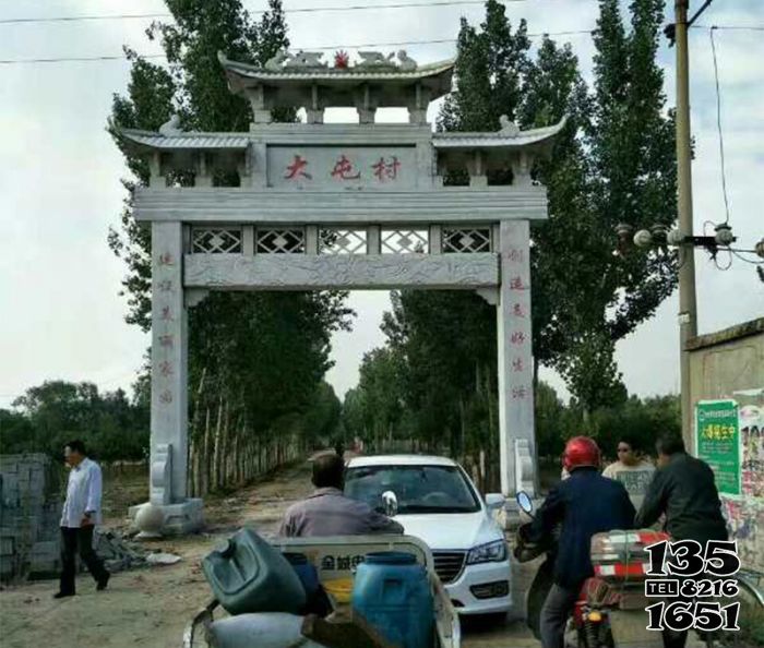 牌坊雕塑-村口擺放鏤空單門(mén)石雕牌坊高清圖片