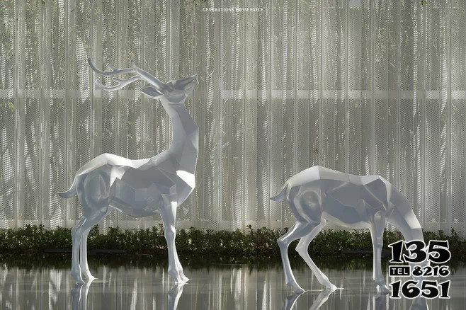 梅花鹿雕塑-戶外景區創意幾何白色梅花鹿雕塑高清圖片