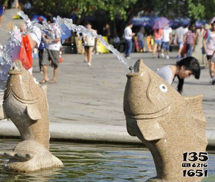 噴水雕塑-公園擺放的鯉魚花崗石石雕創意噴水雕塑高清圖片