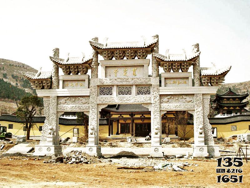 牌坊雕塑-景區(qū)寺院門(mén)前仿古建筑斗拱門(mén)樓大理石牌坊高清圖片