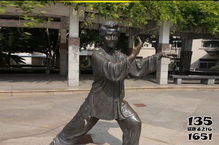 太極雕塑-公園景觀打太極的老太太玻璃鋼仿銅擺件高清圖片