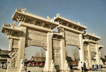 牌坊雕塑-寺廟門前擺放漢白玉浮雕鏤空工藝三門石雕牌樓