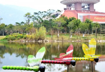 蜻蜓雕塑-大學校園湖邊彩色玻璃鋼蜻蜓雕塑