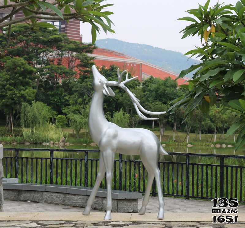 鹿雕塑-公園創意不銹鋼白鋼鹿雕塑高清圖片