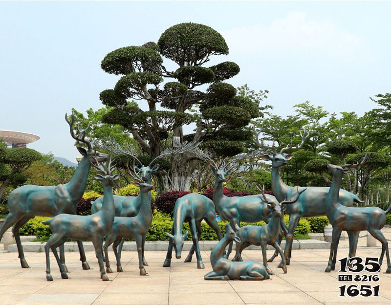 鹿雕塑-公園景區(qū)創(chuàng)意一群玻璃鋼彩繪鹿雕塑高清圖片