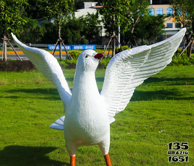 鴿子雕塑-公園草坪創意玻璃鋼鴿子雕塑高清圖片