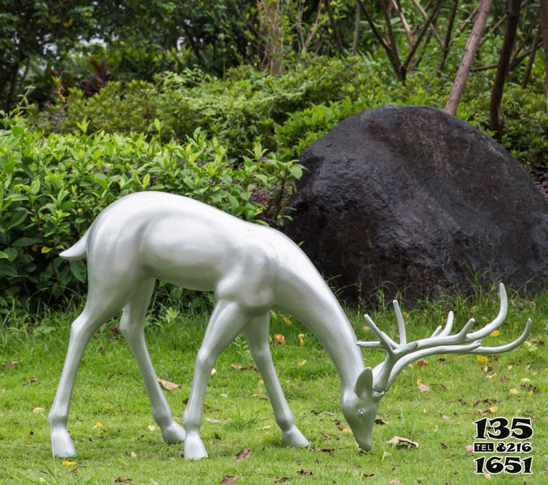 鹿雕塑-公園景區(qū)不銹鋼拋光低頭覓食的鹿雕塑高清圖片