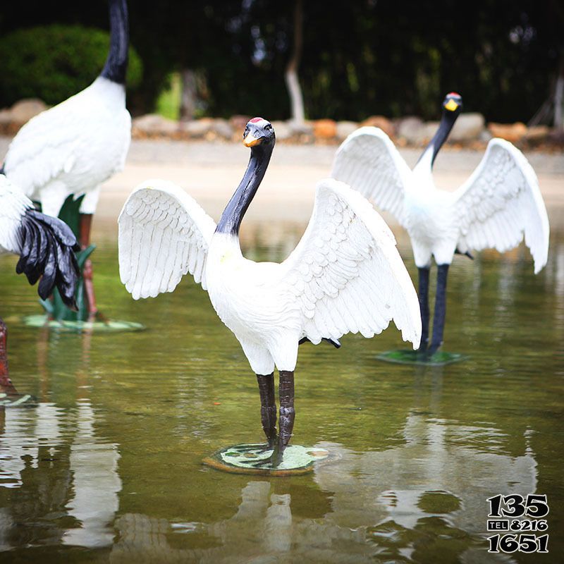 仙鶴雕塑-公園池塘玻璃鋼彩繪仿真動(dòng)物仙鶴雕塑高清圖片