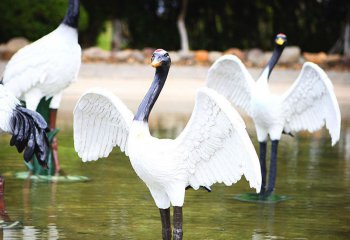 仙鶴雕塑-公園池塘玻璃鋼彩繪仿真動(dòng)物仙鶴雕塑