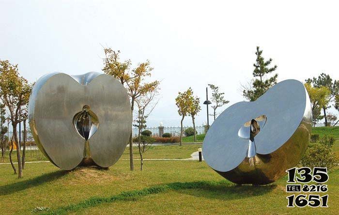 蘋果雕塑-學(xué)校草坪切面不銹鋼公園半塊蘋果雕塑高清圖片