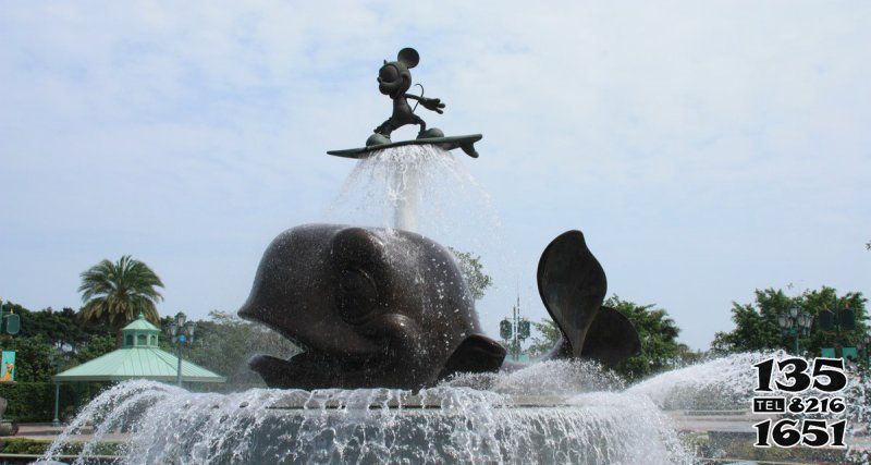 鯨魚(yú)雕塑-景區(qū)擺放的噴水的玻璃鋼創(chuàng)意鯨魚(yú)雕塑高清圖片