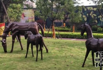 馬群雕塑-公園里擺放的一大兩小玻璃鋼創(chuàng)意馬群雕塑