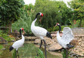 丹頂鶴雕塑-玻璃鋼彩繪仿真動物景觀裝飾品池塘邊上的丹頂鶴雕塑