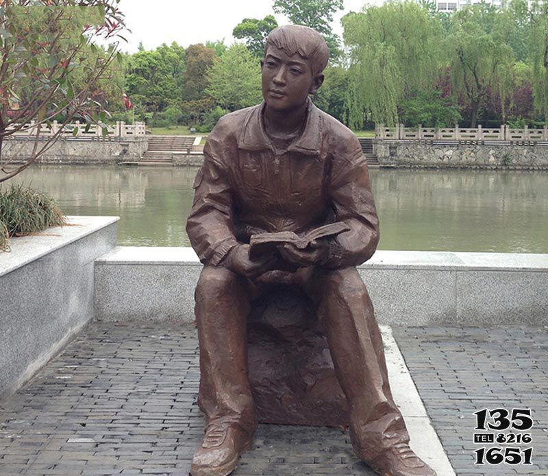 讀書雕塑-公園廣場銅雕坐著的讀書雕塑高清圖片