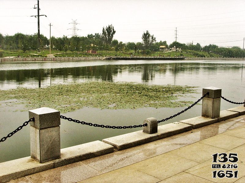 欄桿欄板雕塑-公園湖邊大理石柱鏈鎖簡易防護(hù)欄高清圖片