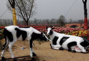 牛雕塑-花園中兩只玻璃鋼黑白牛雕塑