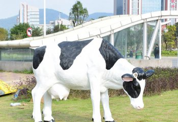 牛雕塑-城市街道一只大號低頭的玻璃鋼牛雕塑