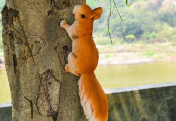 松鼠雕塑-動(dòng)物園一只爬樹的玻璃鋼松鼠雕塑