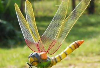 蜻蜓雕塑-商場幼兒園街邊翅膀鏤空玻璃鋼蜻蜓雕塑