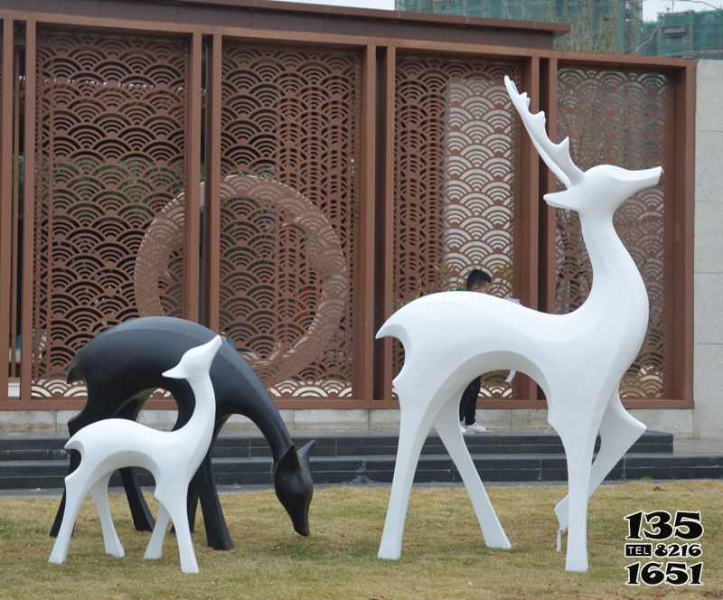 鹿雕塑-公園玻璃鋼彩繪鹿雕塑高清圖片