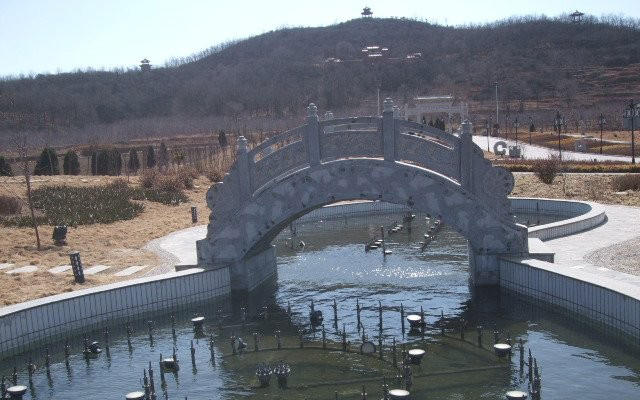 青石拱橋石雕-公園小橋石雕高清圖片