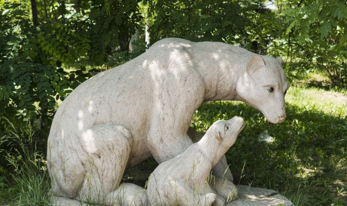 石雕母子北極熊-公園母子北極熊石雕高清圖片