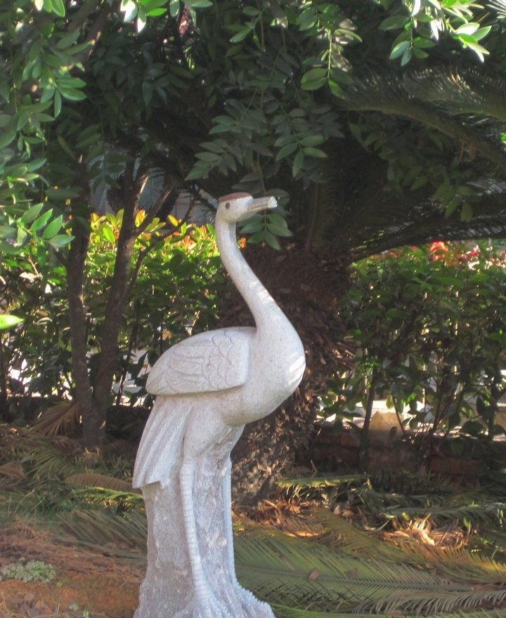 公園石雕丹頂鶴-公園小區(qū)丹頂鶴石雕高清圖片